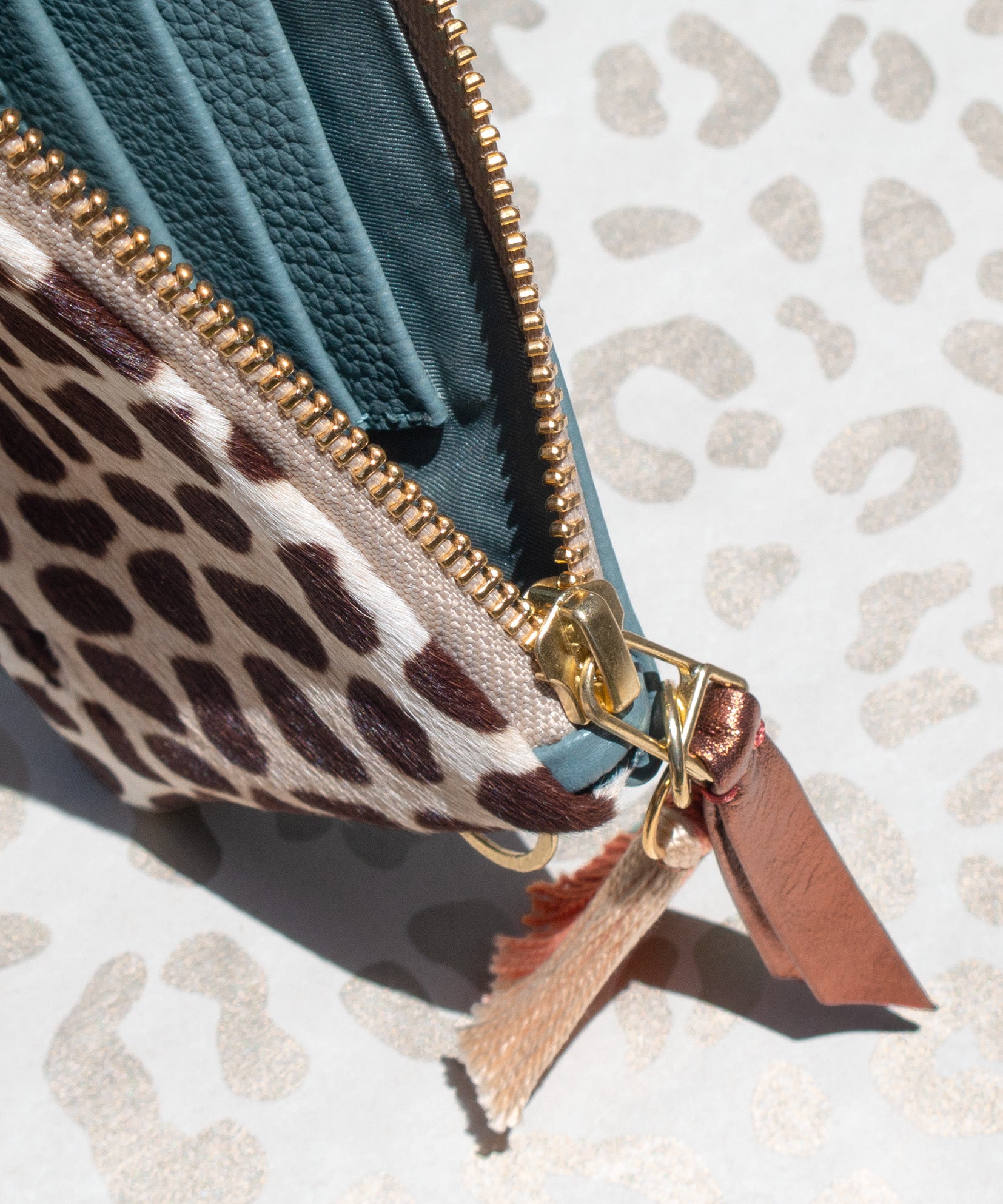 BILLETERA CHEETAH AGAVE EN CUERO VERDE Y ANIMAL PRINT EN PELO