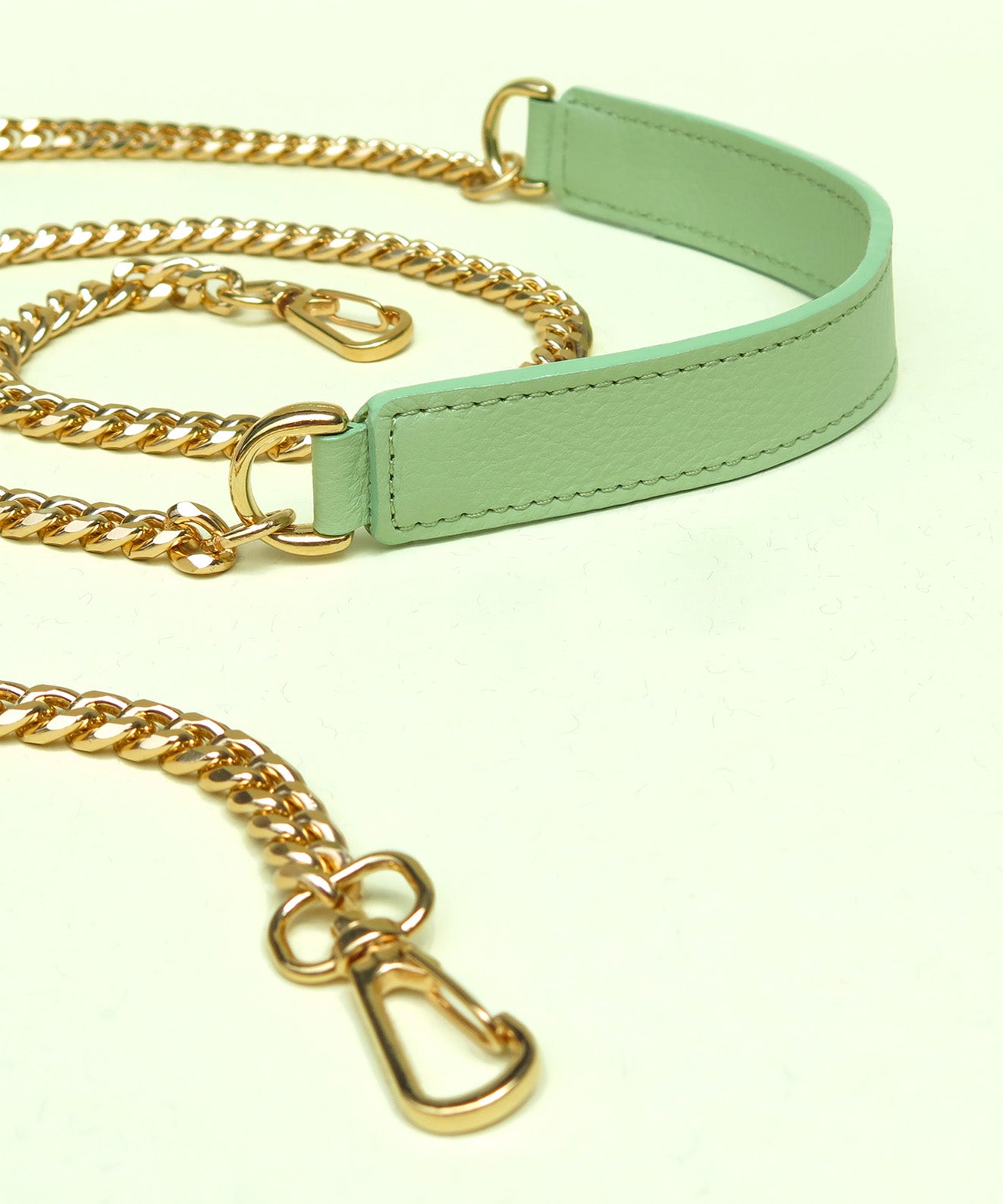 Cadena larga dorada detalle hombrera cuero verde manzana mosquetones removible para bolsos y billeteras Kaloskopic