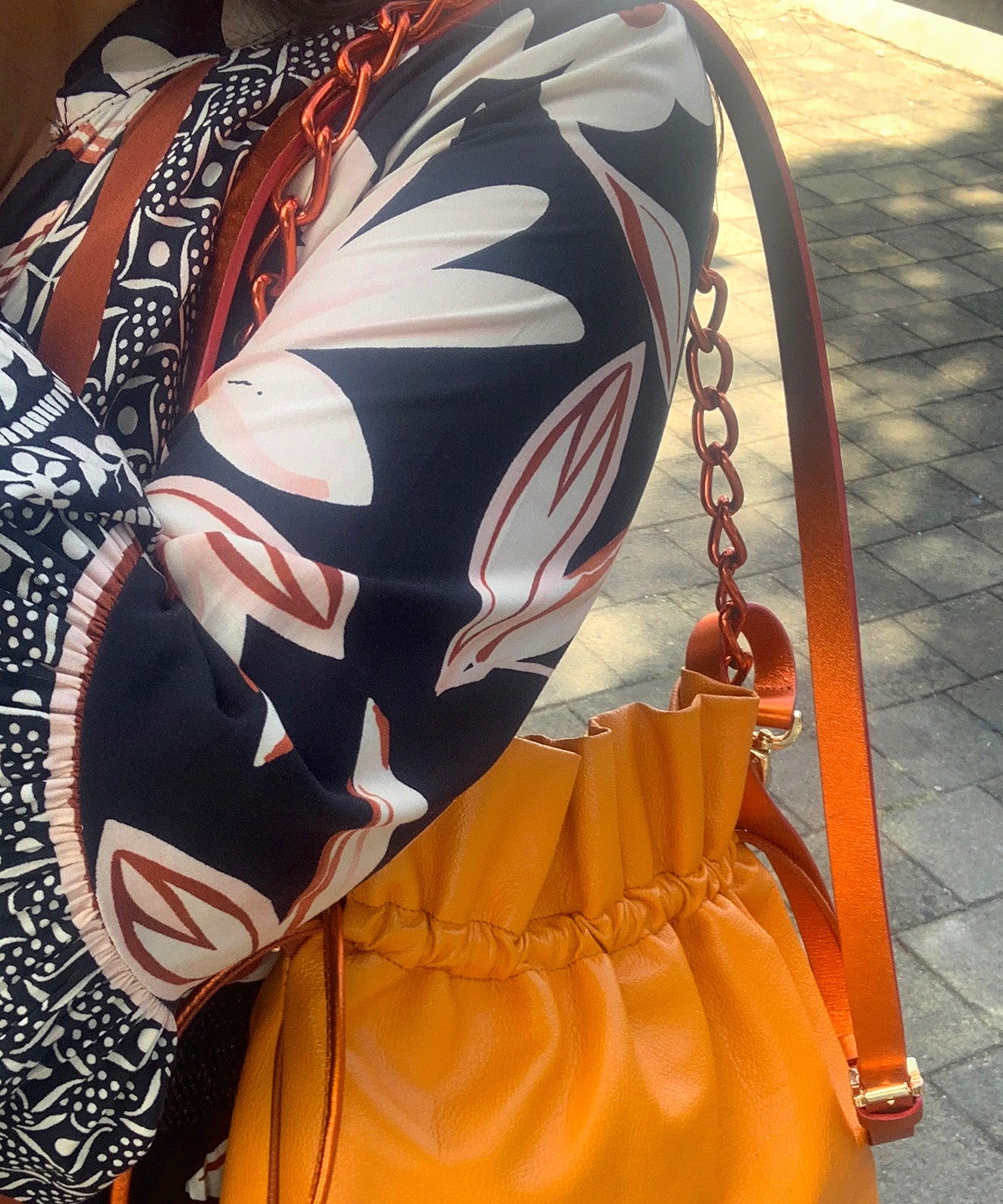SUNSET RUFFLE BAG CARTERA BUCKET EN CUERO NARANJA
