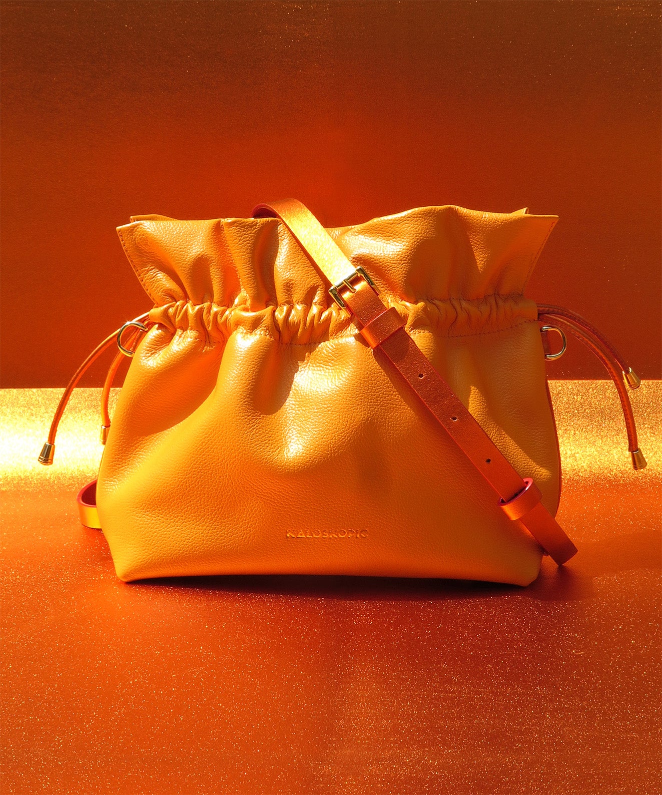SUNSET RUFFLE BAG CARTERA BUCKET EN CUERO NARANJA