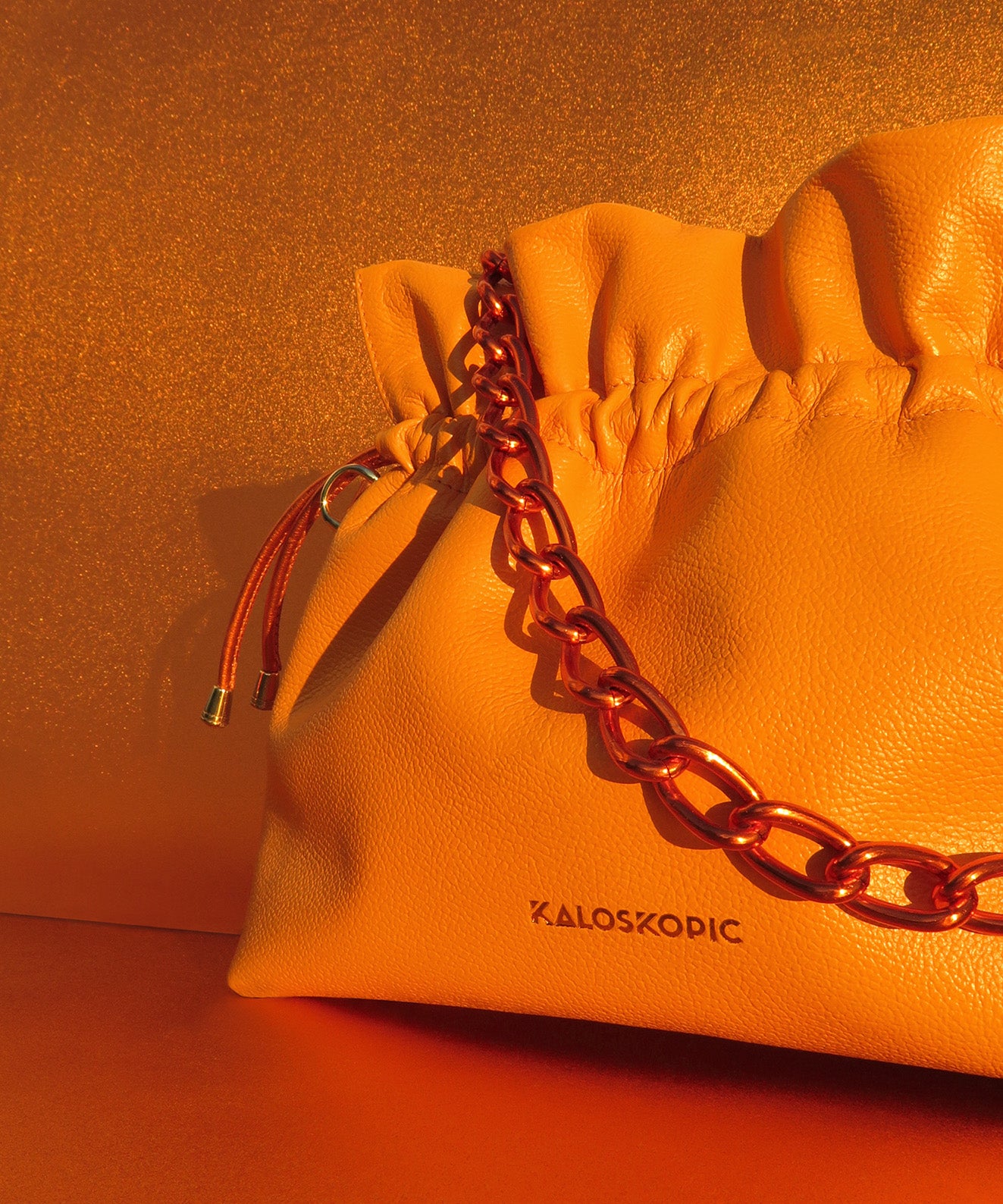 Detalle cadena corta naranja bolso cuero con textura Sunset Ruffle Kaloskopic