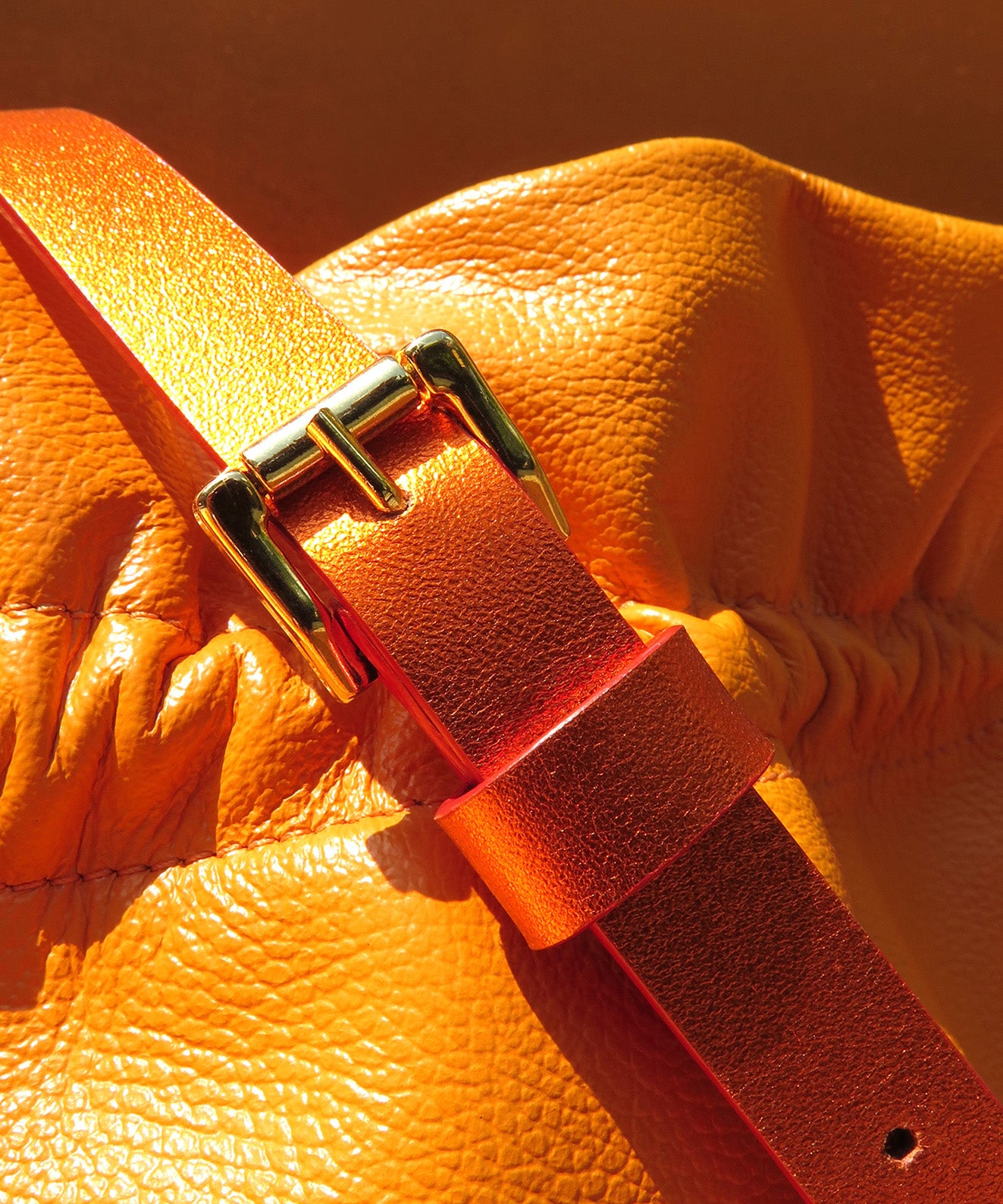 SUNSET RUFFLE BAG CARTERA BUCKET EN CUERO NARANJA