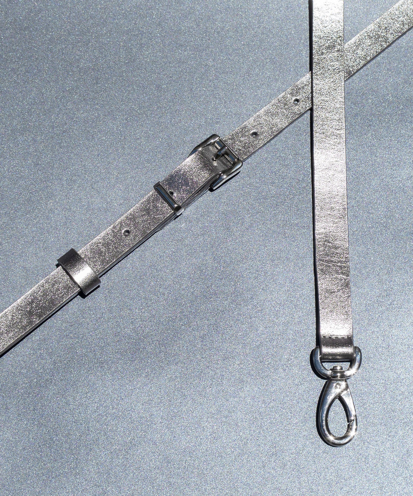 Detalle mosquetones plateados correa removible cuero gris plomo metalizado accesorio para bolsos Kaloskopic