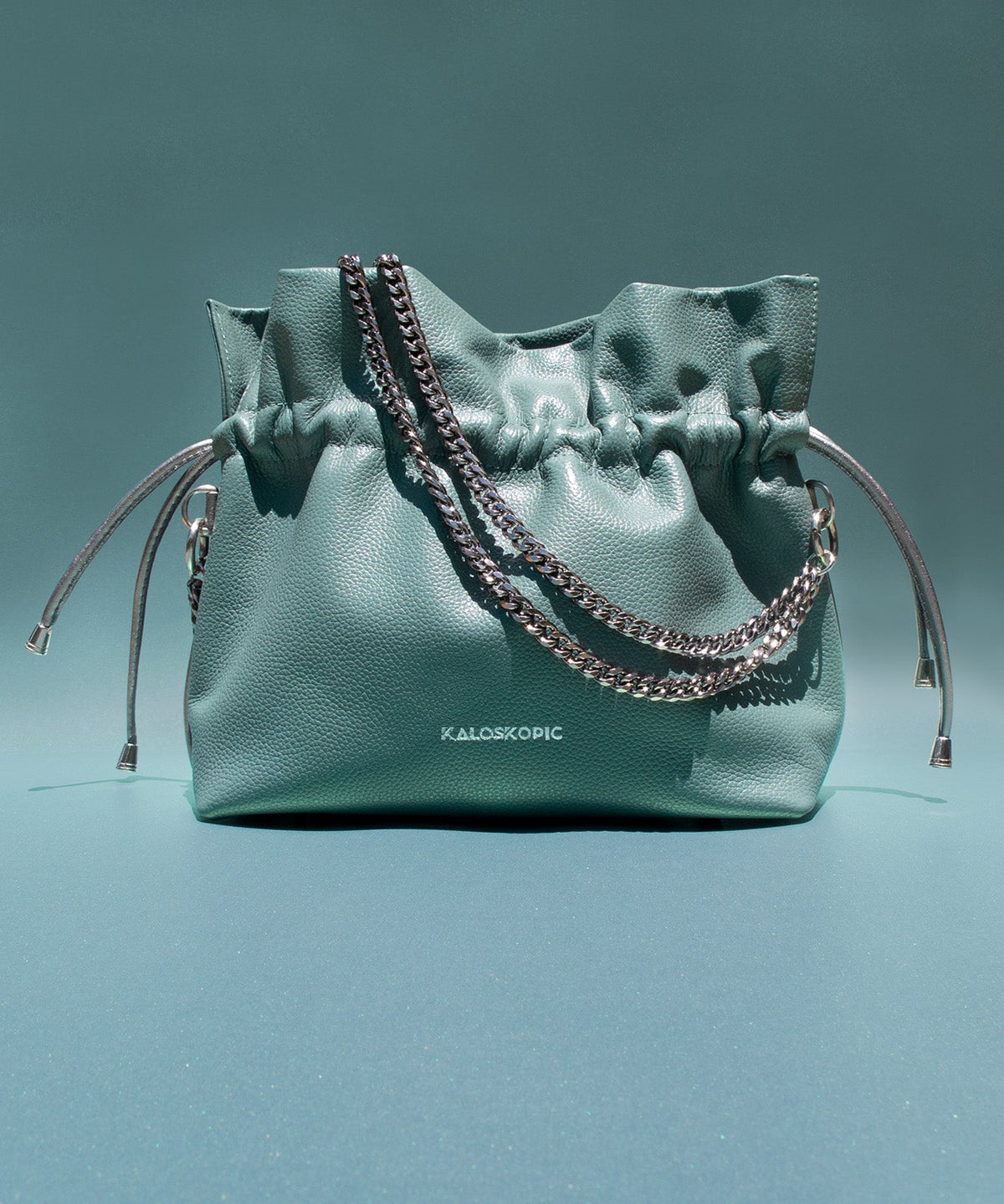 Cartera Ruffle cuero verde agave cadena doble plateada Kaloskopic