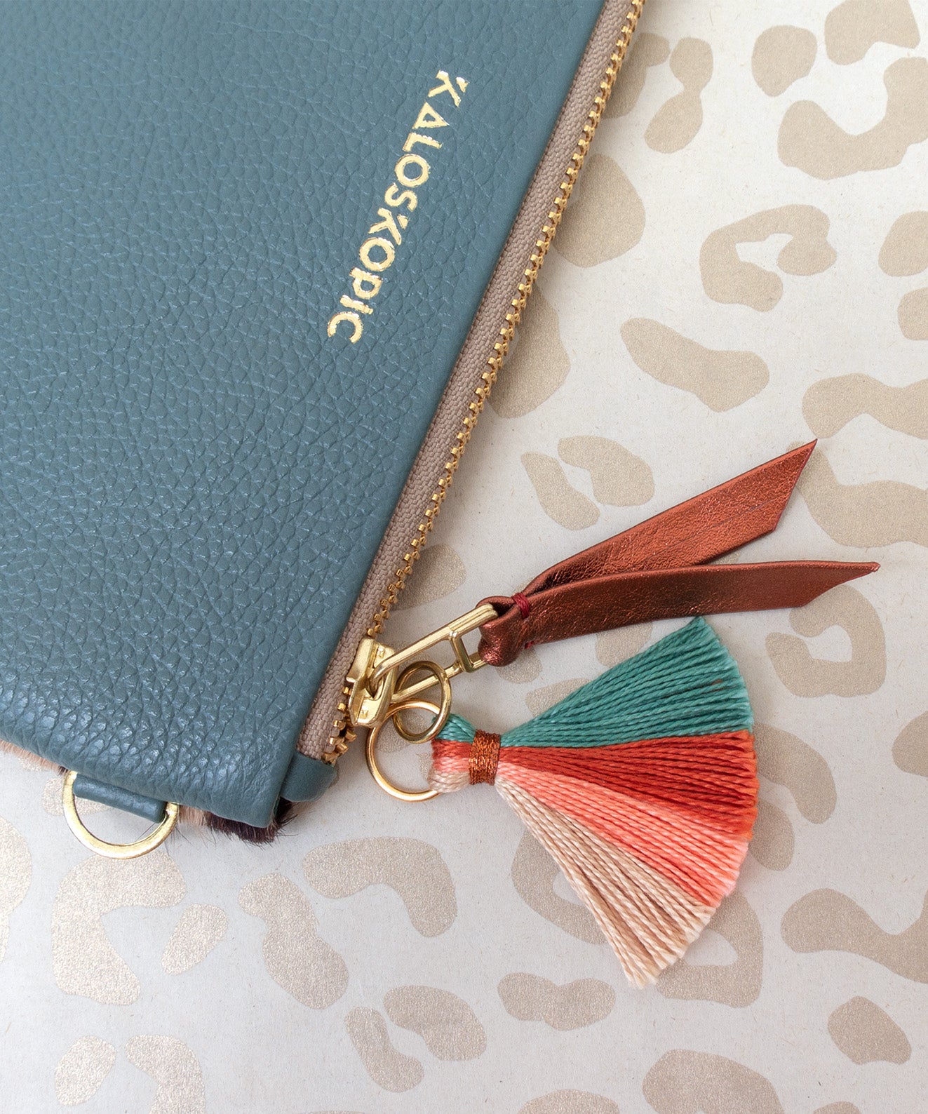 BILLETERA CHEETAH AGAVE EN CUERO VERDE Y ANIMAL PRINT EN PELO