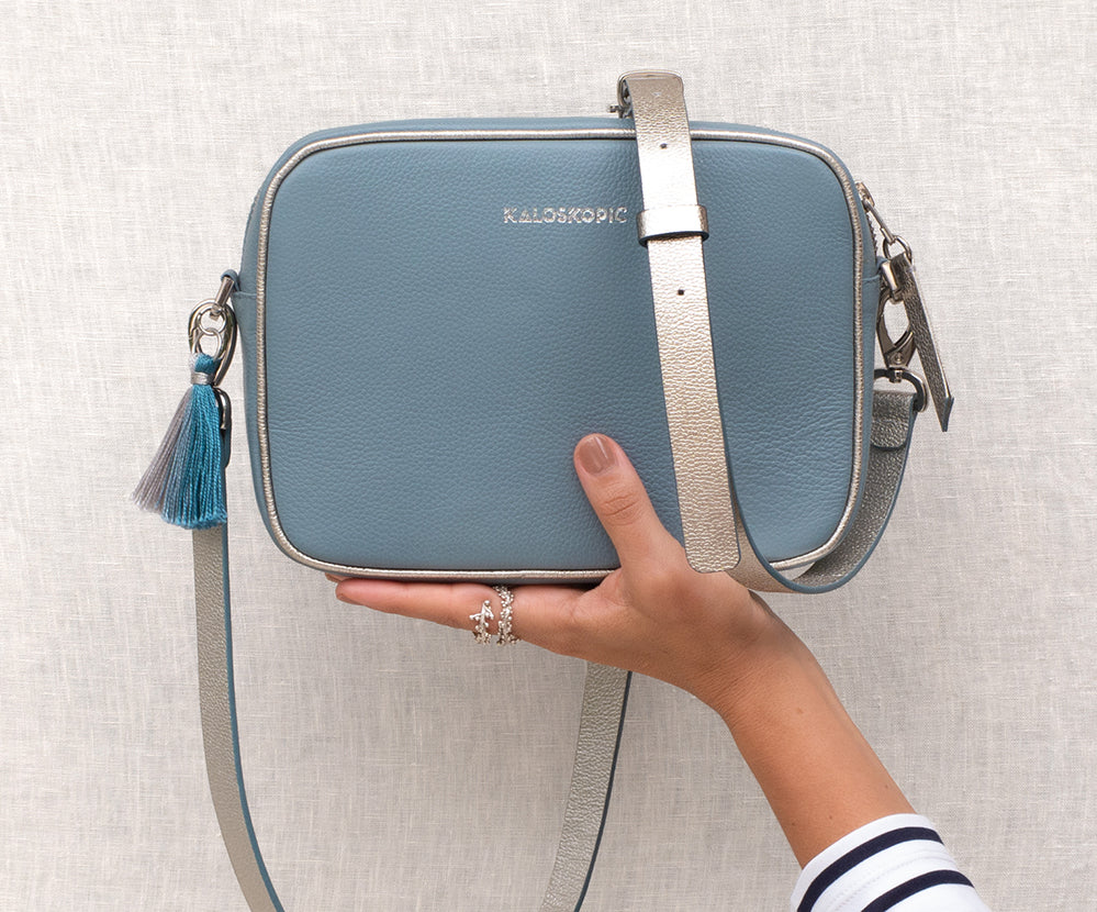 Bolso mujer camera bag Blue Silver Spots cuero texturizado azul grisáceo correa plateada Kaloskopic