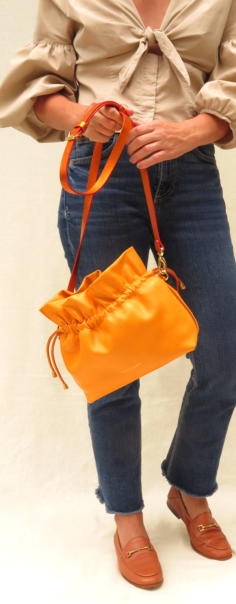 Bolso Sunset Ruffle cuero naranja curcuma correa naranja crossbody outfit neutro jeans mujer Kaloskopic