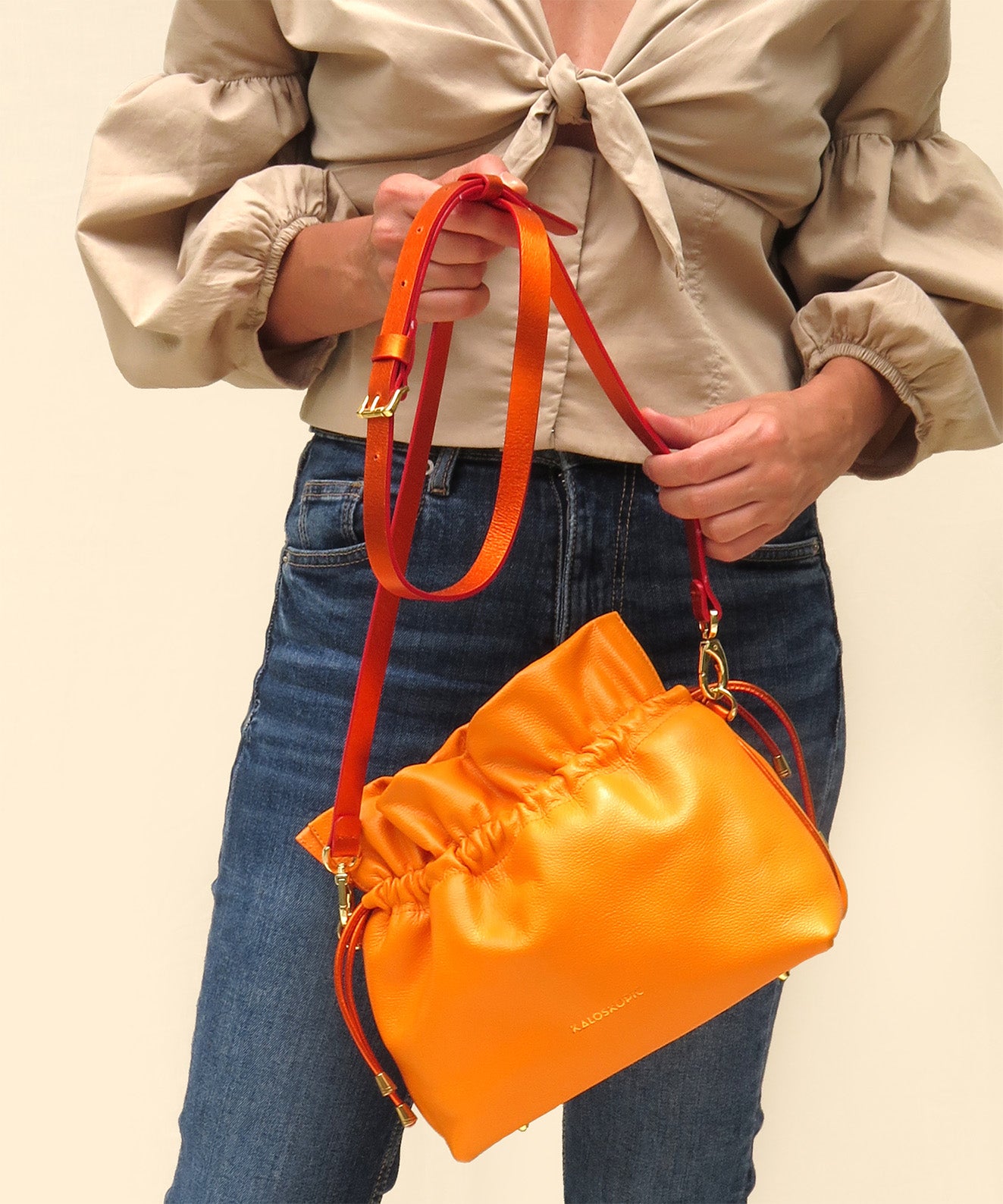SUNSET RUFFLE BAG CARTERA BUCKET EN CUERO NARANJA