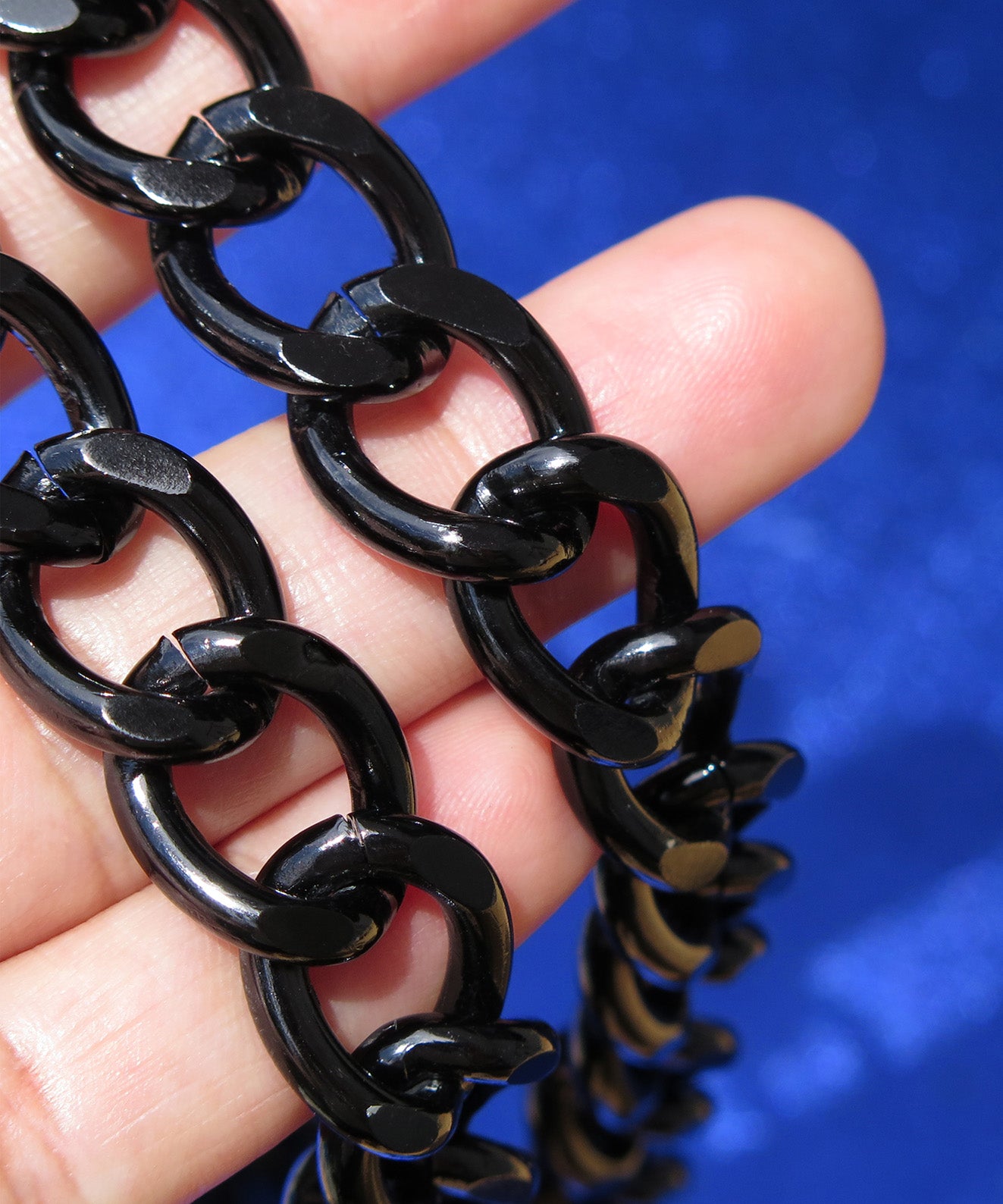 Detalle eslabones negros cadena para bolsos cuero Kaloskopic
