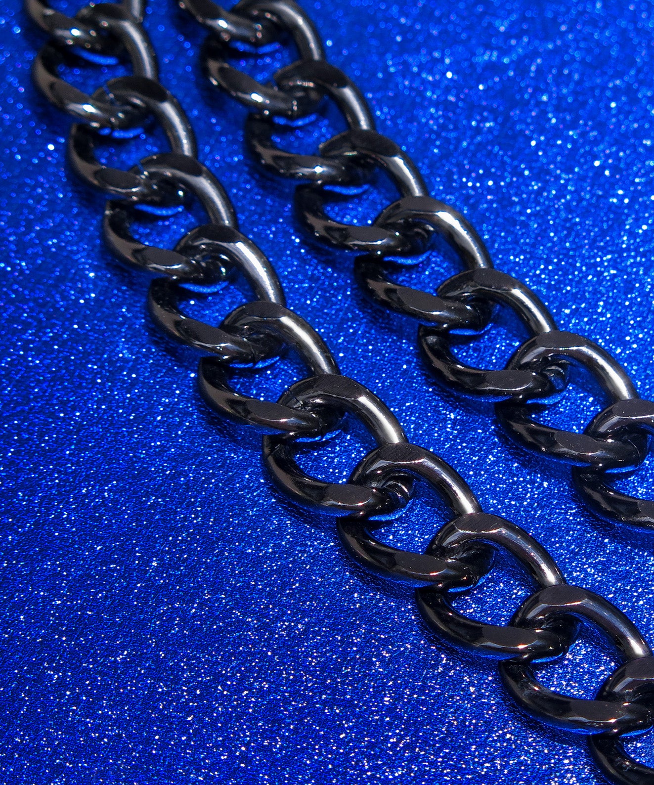 Detalle eslabones delgados cadena doble negra Kaloskopic