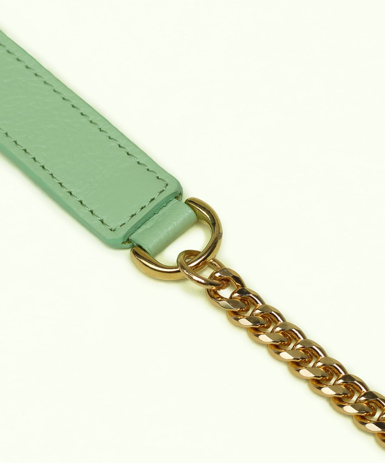 Detalle eslabones finos argollas cadena dorada con hombrera cuero verde manzana herrajes oro Kaloskopic