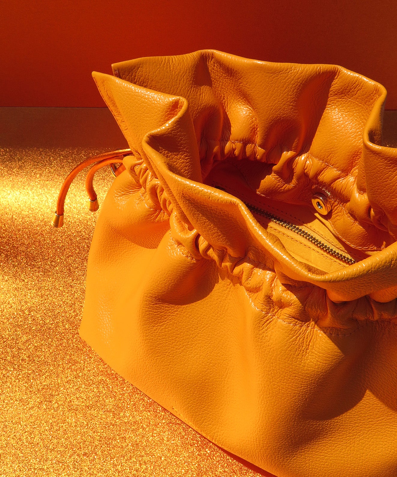 SUNSET RUFFLE BAG CARTERA BUCKET EN CUERO NARANJA