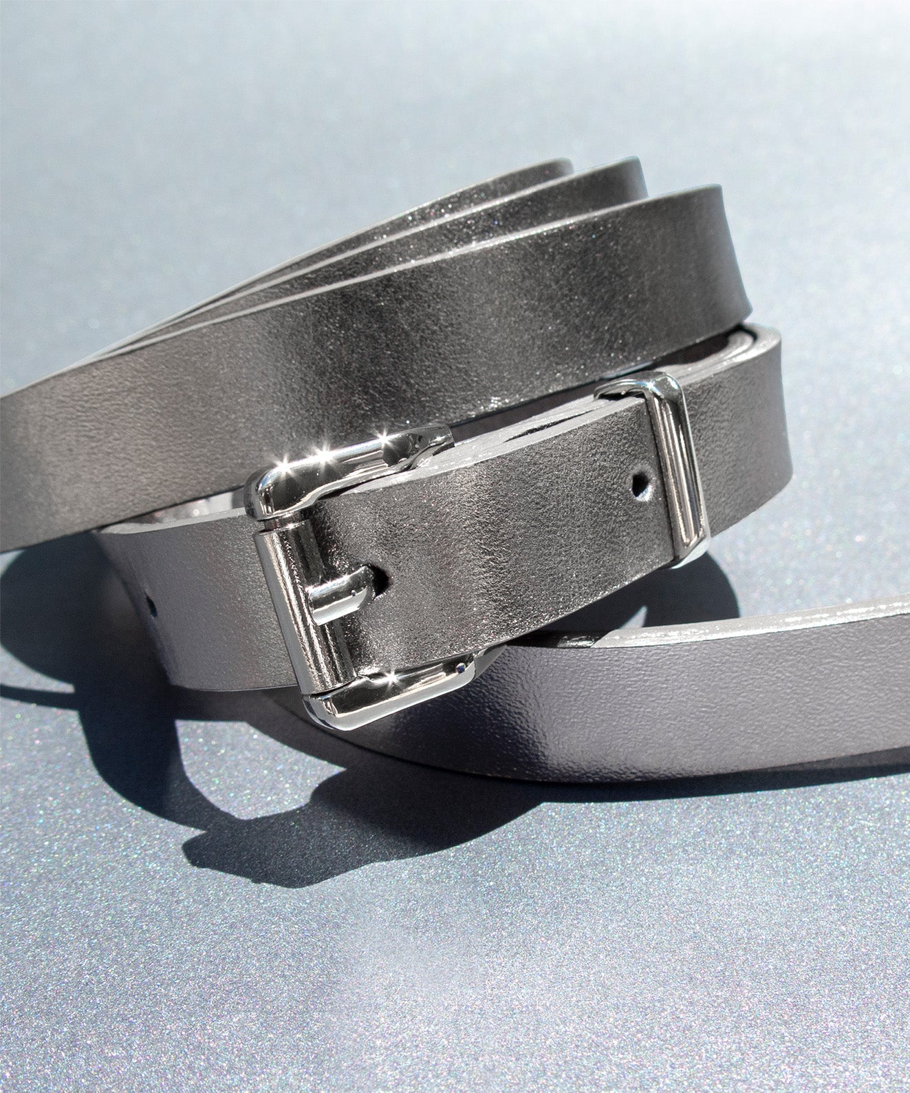Detalle cuero metalizado gris plomo con hebilla plateada correa para bolsos mujer Kaloskopic