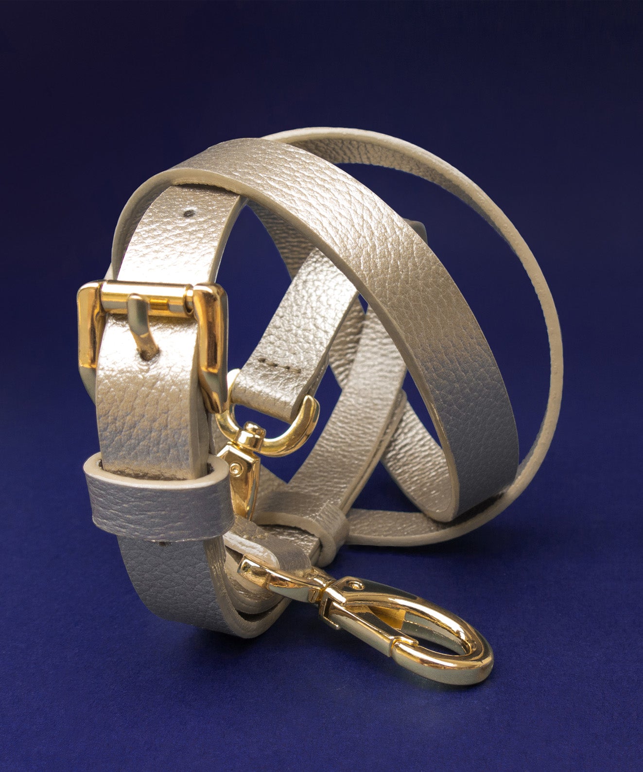 Accesorio correa cuero oro metalizado enrollada con hebilla y mosquetones dorados para cruzar bolsos Kaloskopic