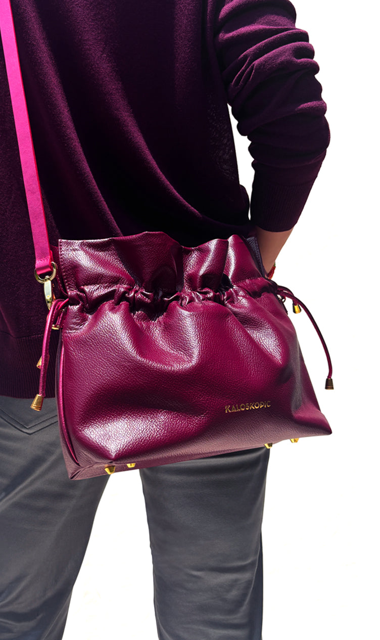 Bolso cuero Cherry Ruffle correa rosada cruzada outfit mujer top uva pantalón gris Kaloskopic 