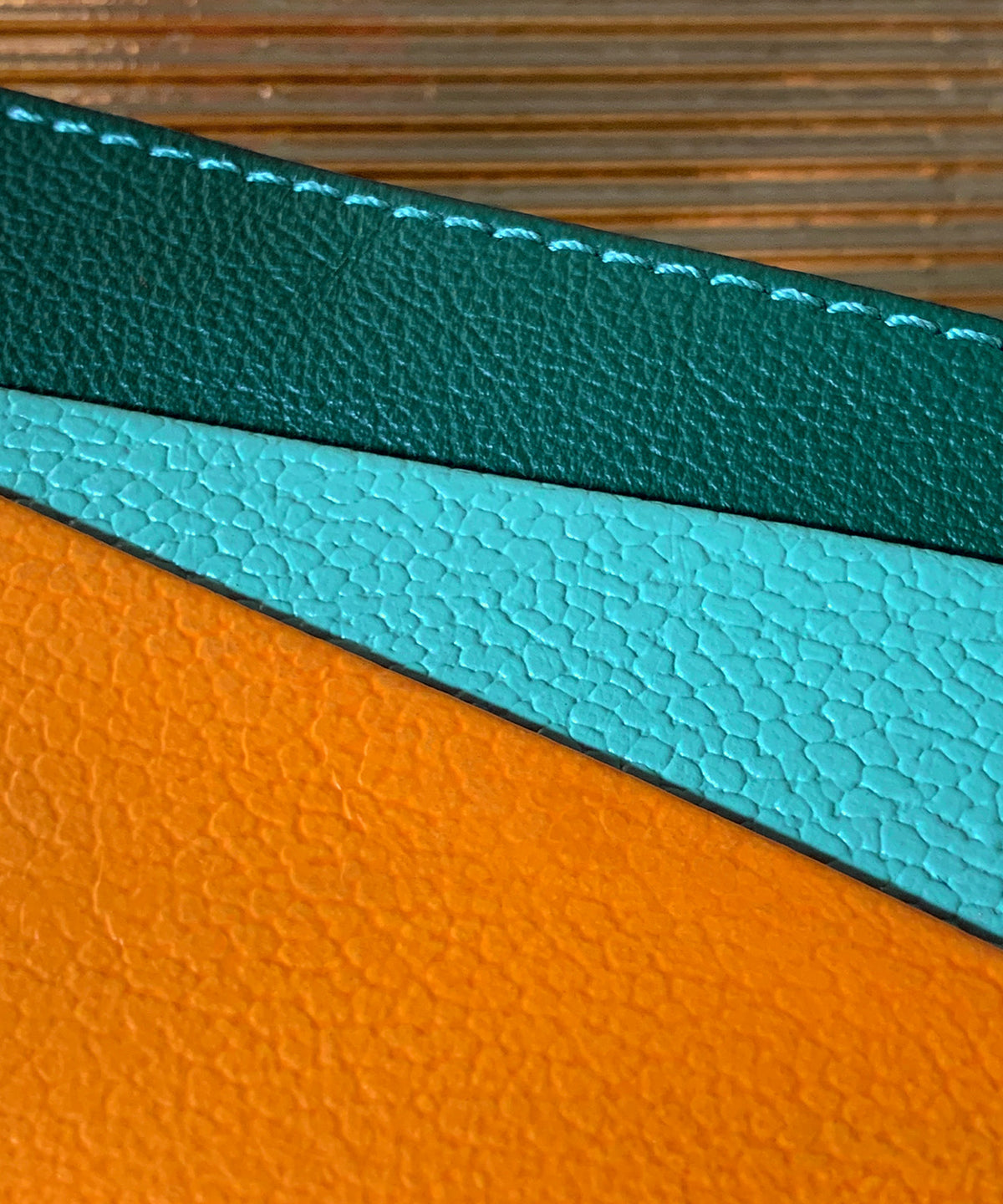 Detalle textura cuero verde menta y naranja tarjetero portadocumentos unisex Kaloskopic