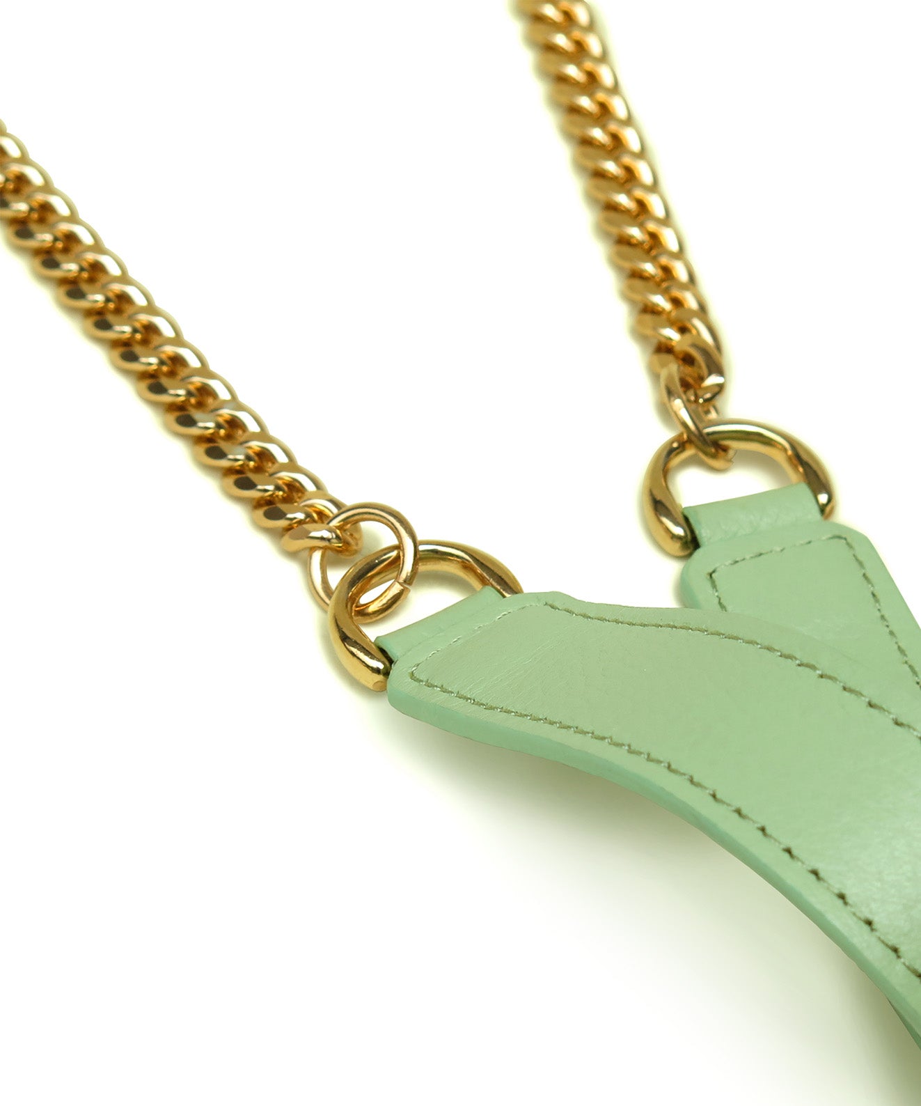 Detalle hombrera cuero verde manzana con cadena dorada accesorio removible para bolsos mujer Kaloskopic
