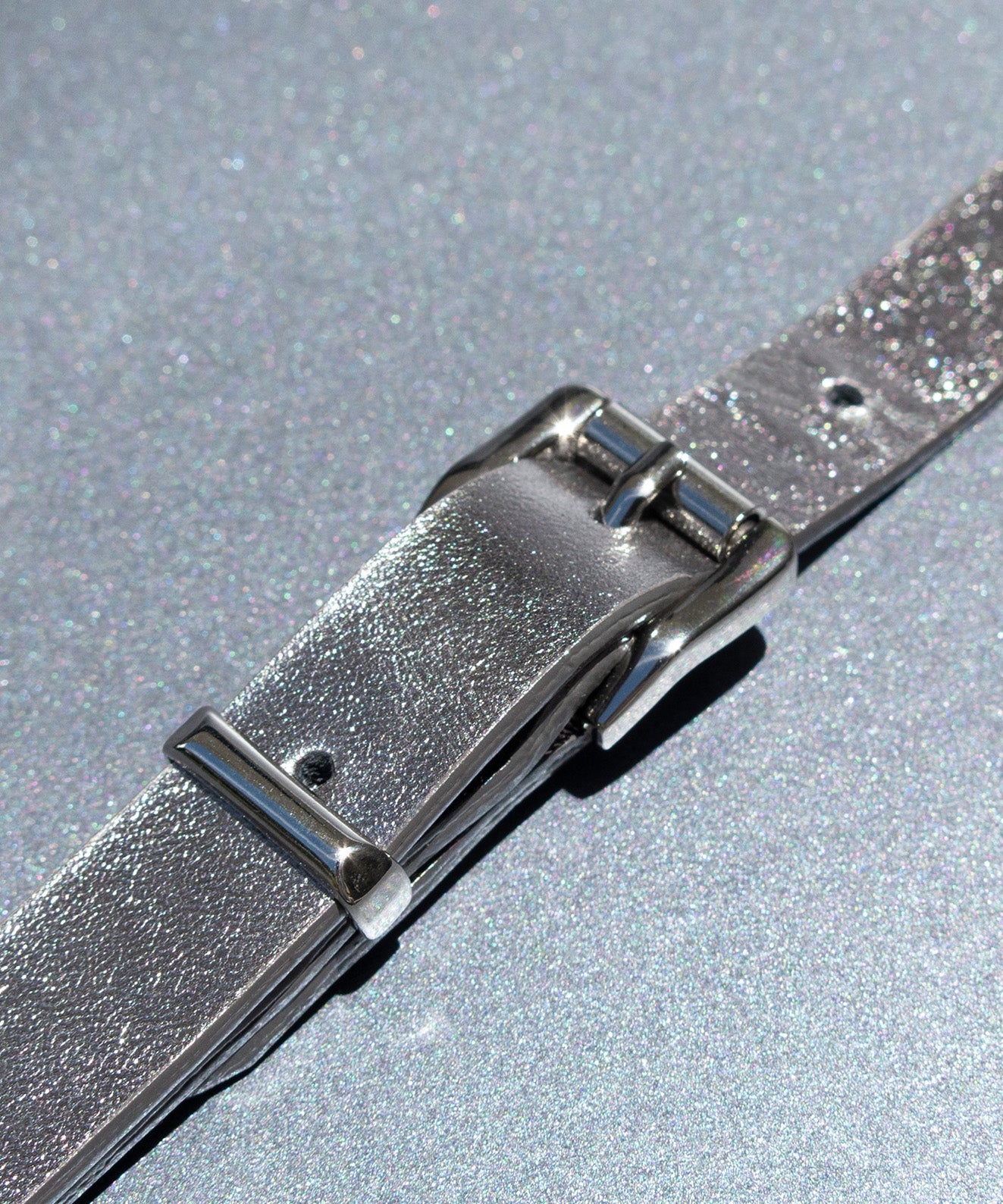 Detalle hebilla pasador plateado 15mm correa ajustable cuero gris plomo metalizado Kaloskopic