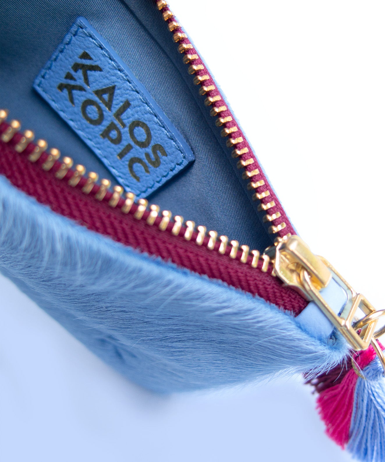 Detalle cremallera vinotinto monedero forrado Aura Blue en cuero azul claro Kaloskopic