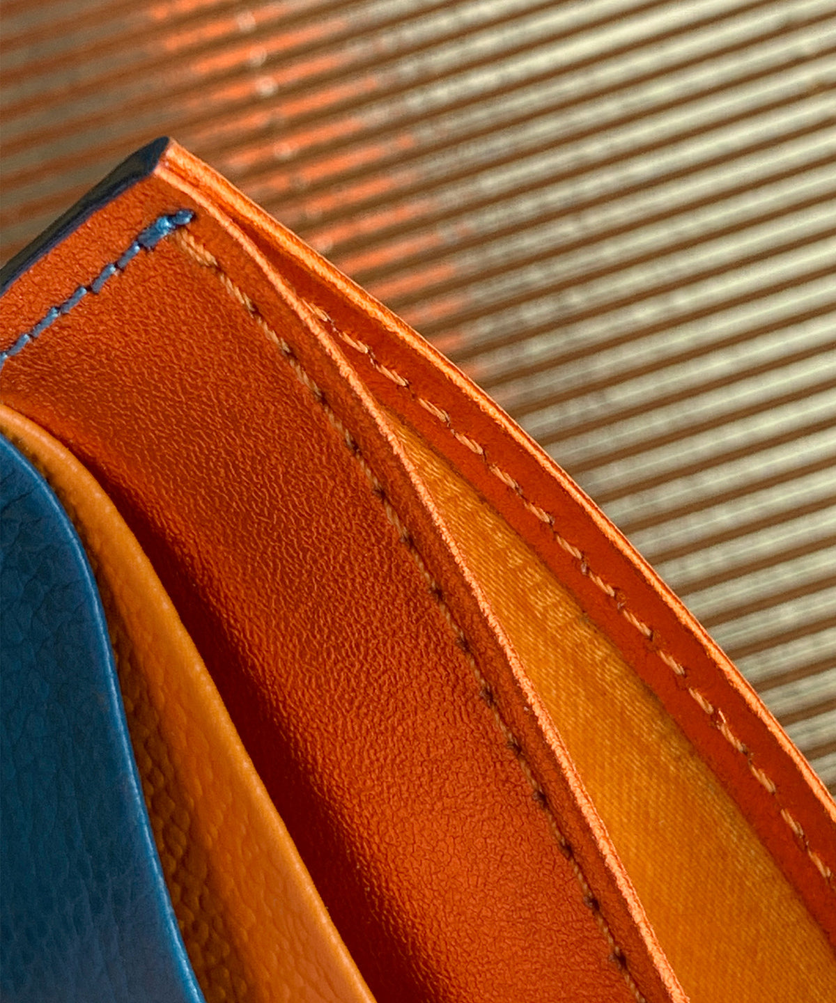 Detalle interior forro bolsillo central tela naranja tarjetero cuero azul teal Kaloskopic